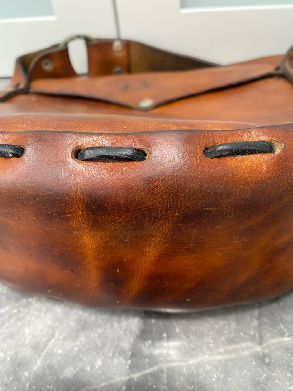 Handcrafted Brown Leather Crossbody Bag - Vintage - Picture 9 of 16